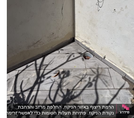 פינת קיר עם אריחים וסדקים בקיר
